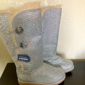 Boots, gray color , totally new never use, size 7.